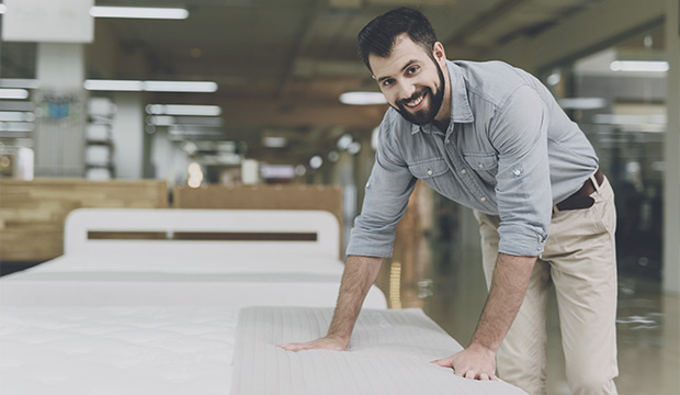 ragazzo sceglie materasso in negozio ragazzo sceglie materasso in negozio