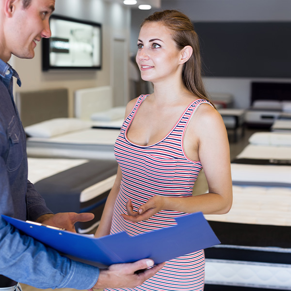venditore materasso consiglia acquisto cliente venditore materasso consiglia acquisto cliente
