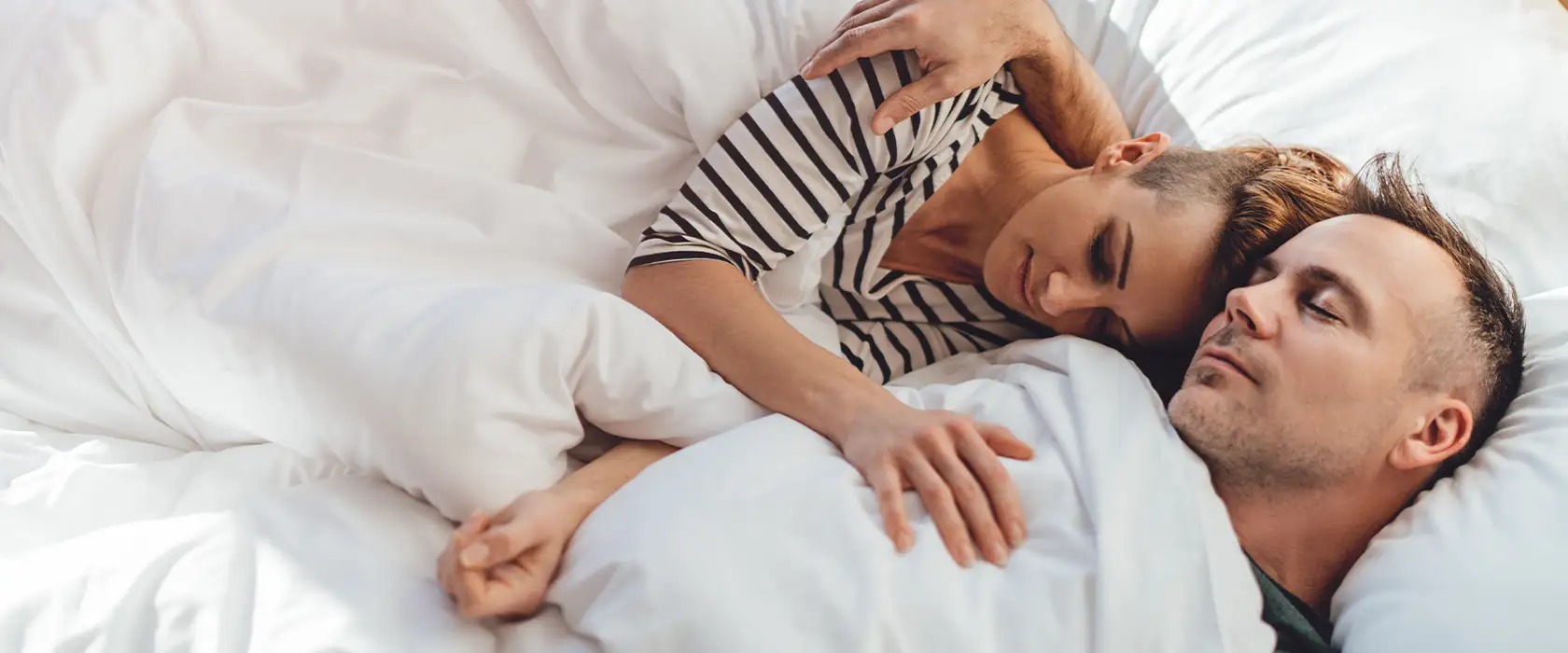 coppia dorme su materasso